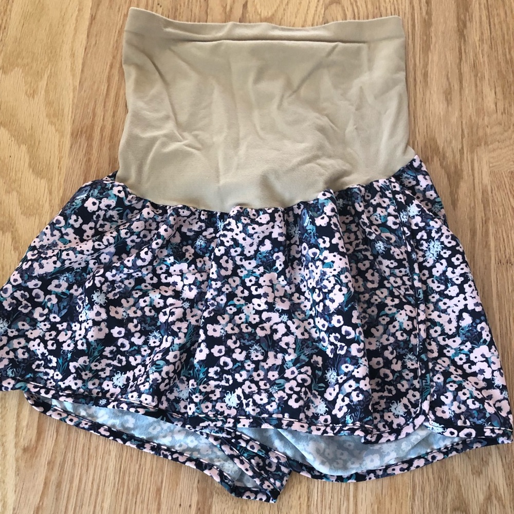 A pea in the pod maternity floral shorts M
